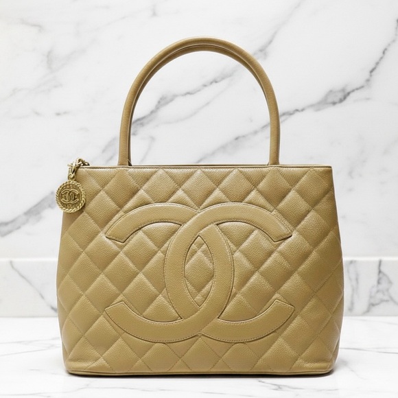 Chanel Medallion Tote Beige Caviar Gold HW - Picture 3 of 10